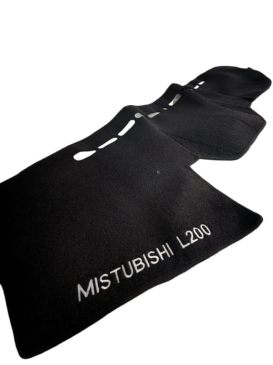 Black car mats with 'Mitsubishi L200' branding on a white surface.