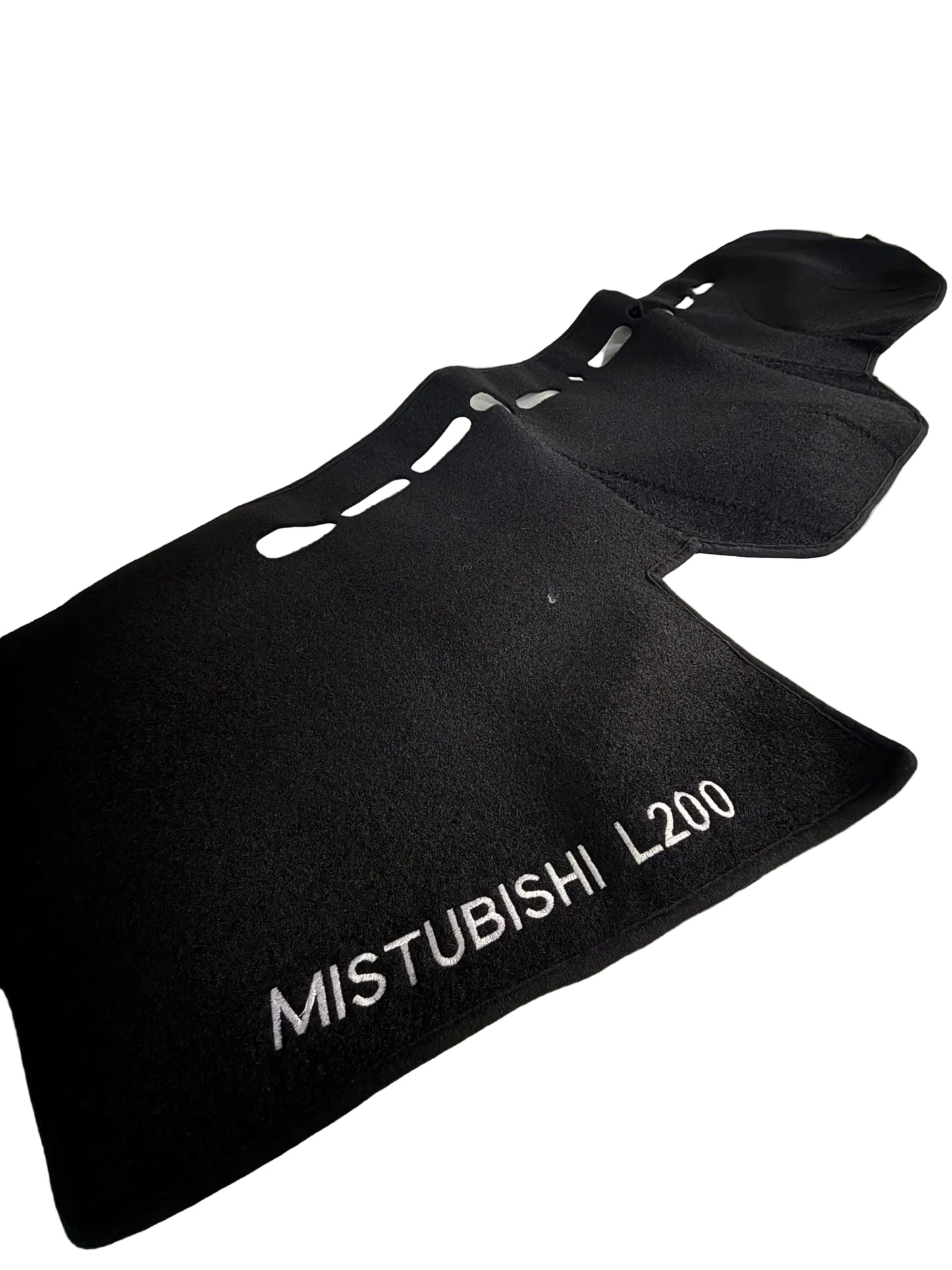 Black car mats with 'Mitsubishi L200' branding on a white surface.